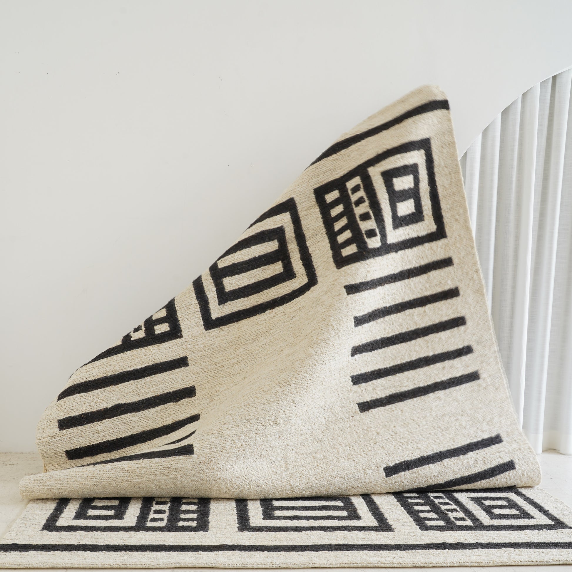 Ivory and charcoal sustainable jute rug - Rugs in Dubai