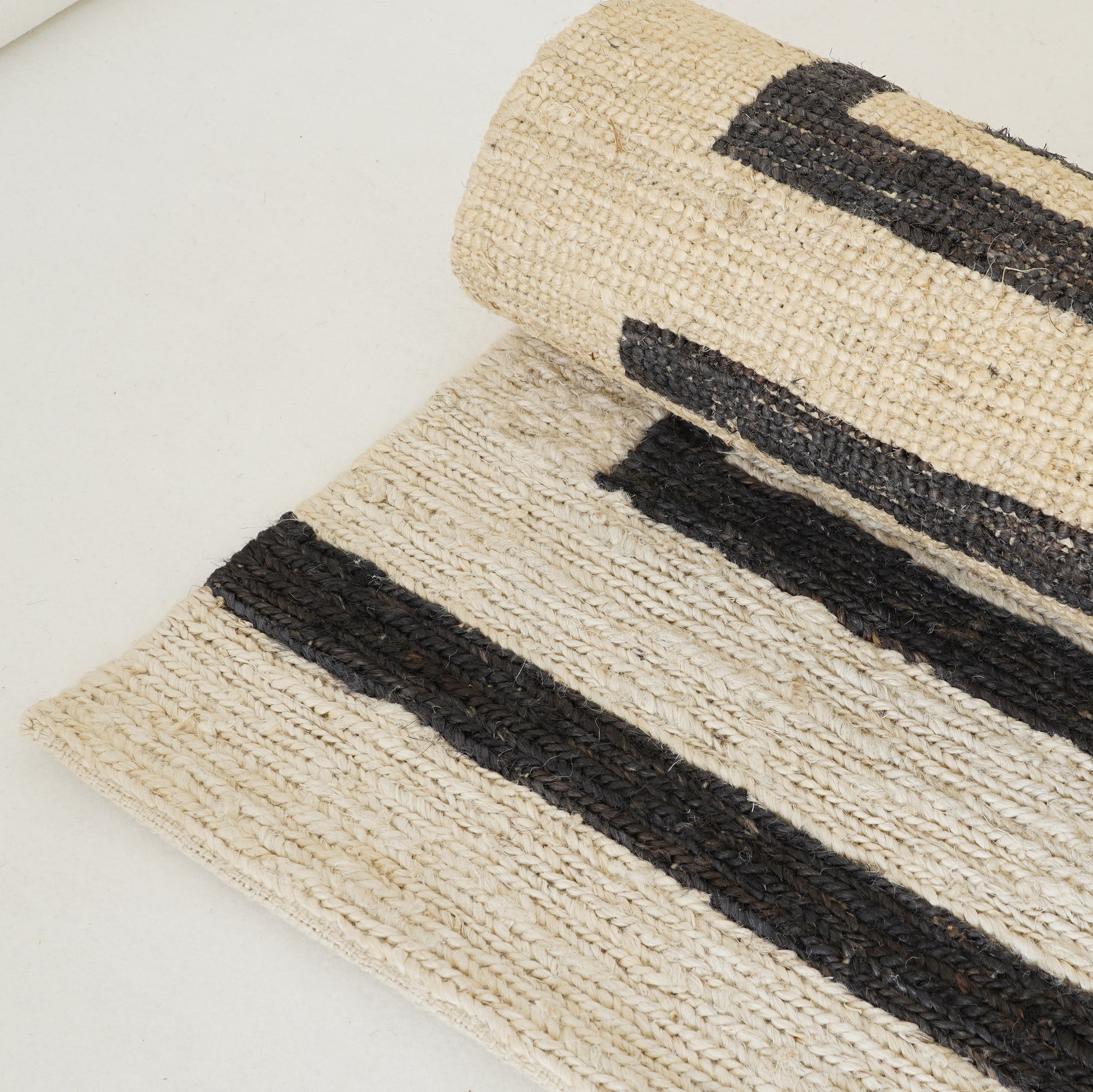 Ivory and charcoal sustainable jute rug - Rugs in Dubai
