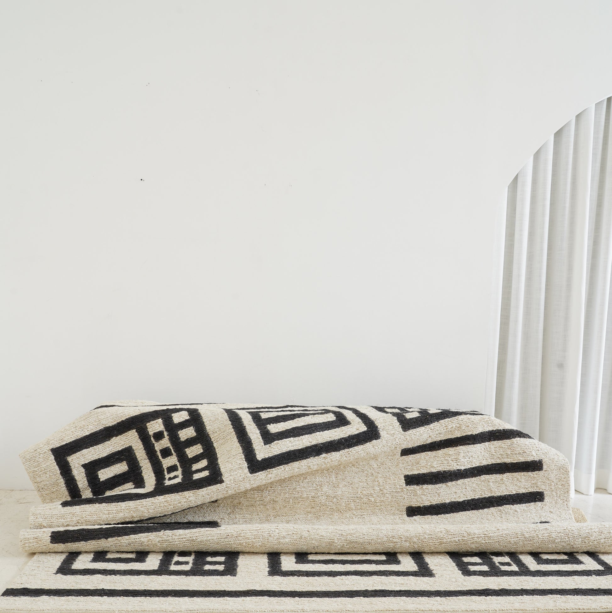 Ivory and charcoal sustainable jute rug - Rugs in Dubai