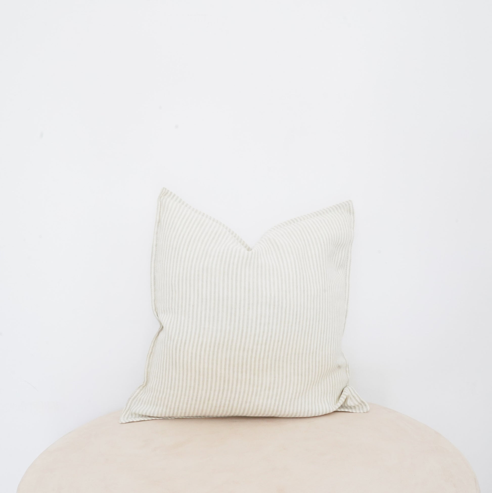Willow linen cushion with French seam, classic and soft.
