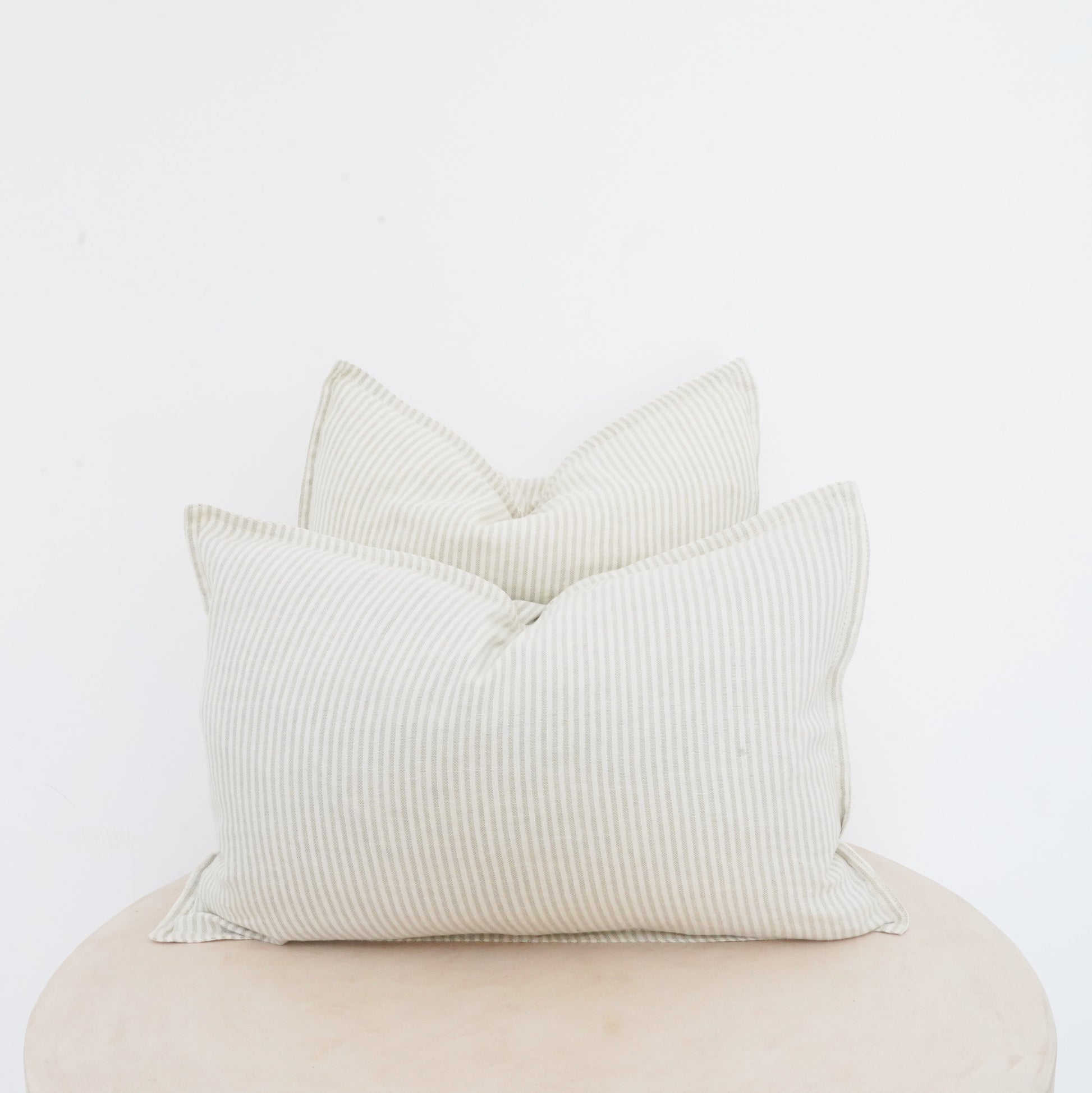 Willow linen cushion with French seam, classic and soft.
