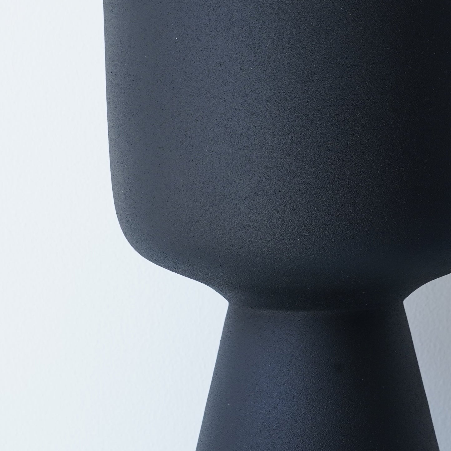 Decorative iron pots in black, chocolate, and snow finishes for modern interiors.