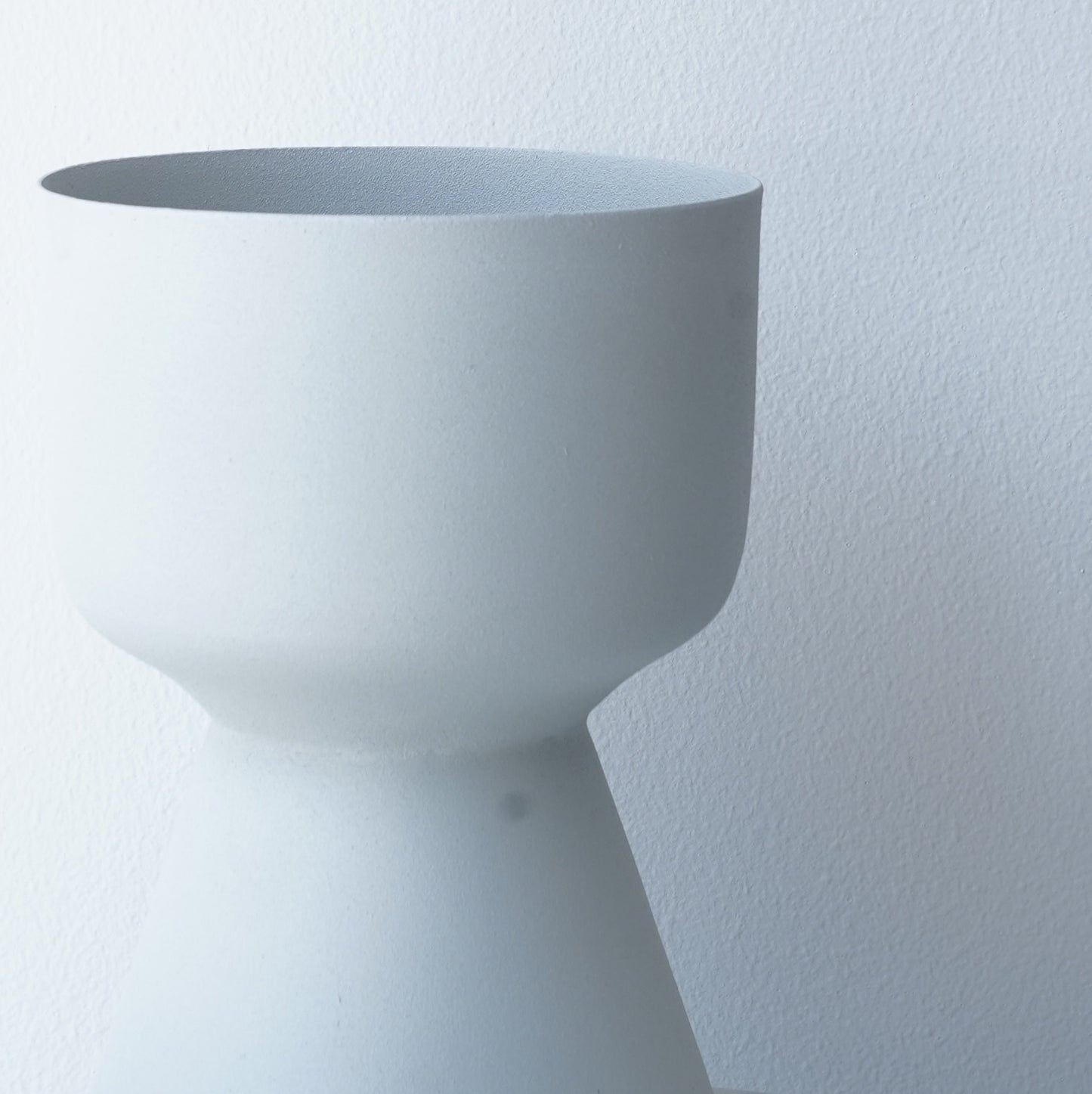 Decorative iron pots in black, chocolate, and snow finishes for modern interiors.