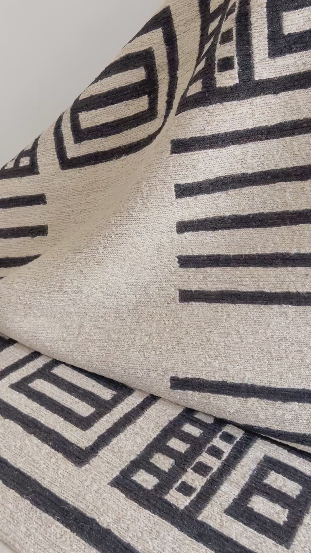 Ivory and charcoal sustainable jute rug - Rugs in Dubai