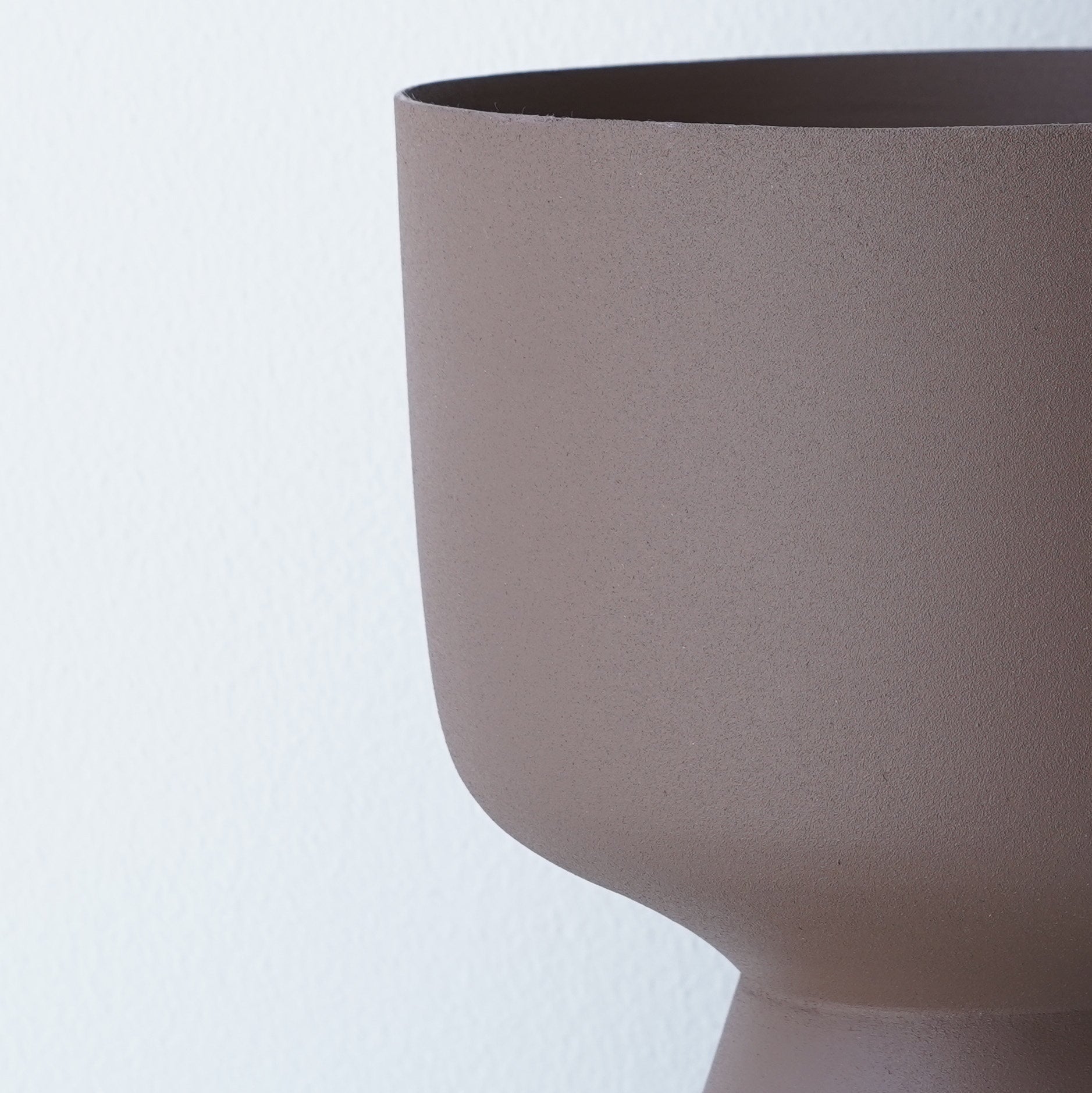 Decorative iron pots in black, chocolate, and snow finishes for modern interiors.